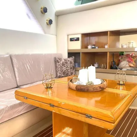 Boat & Breakfast Monica Iv Botel *